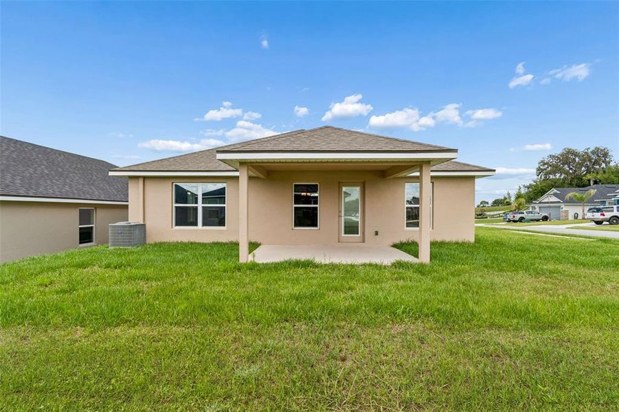 Exterior details and patio area of a home in Abbey Glen, Dade City (Image 37).