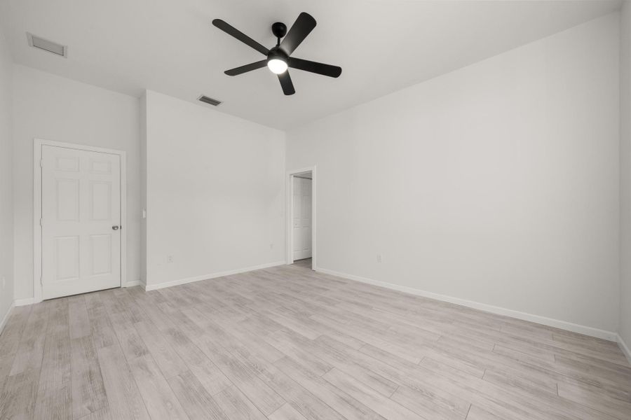 Spacious, unfurnished interior of a new home in , Lake Placid (Image 35).