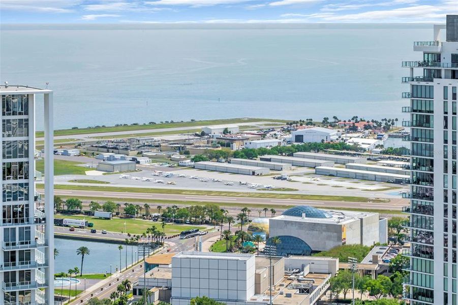 Condo located in St. Petersburg, FL showcasing its design and architecture (Image 29).