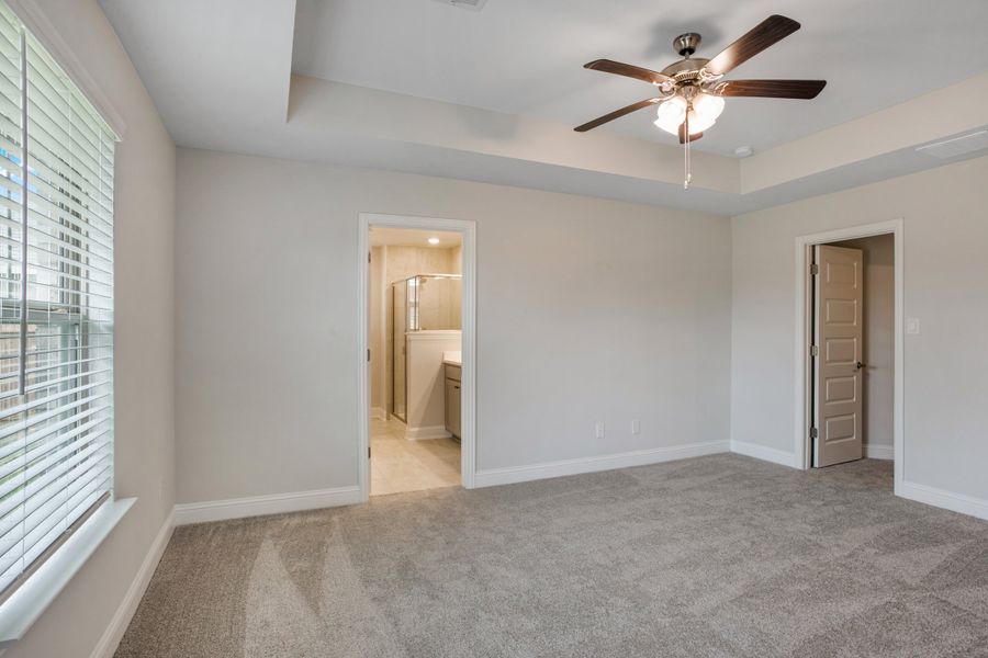 Spacious, unfurnished interior of a new home in Bayou Maison, Dickinson (Image 17).