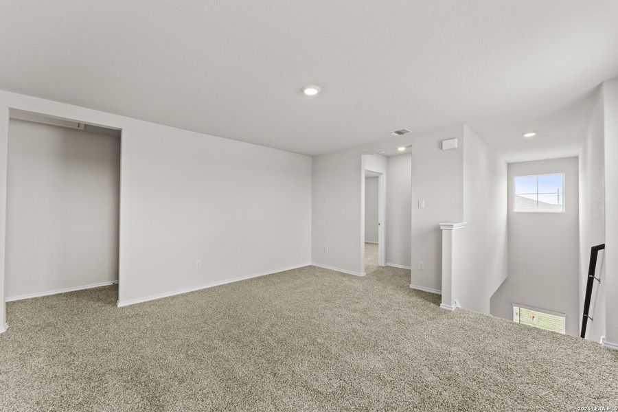 Spacious, unfurnished interior of a new home in Laurel Vistas, San Antonio (Image 28).