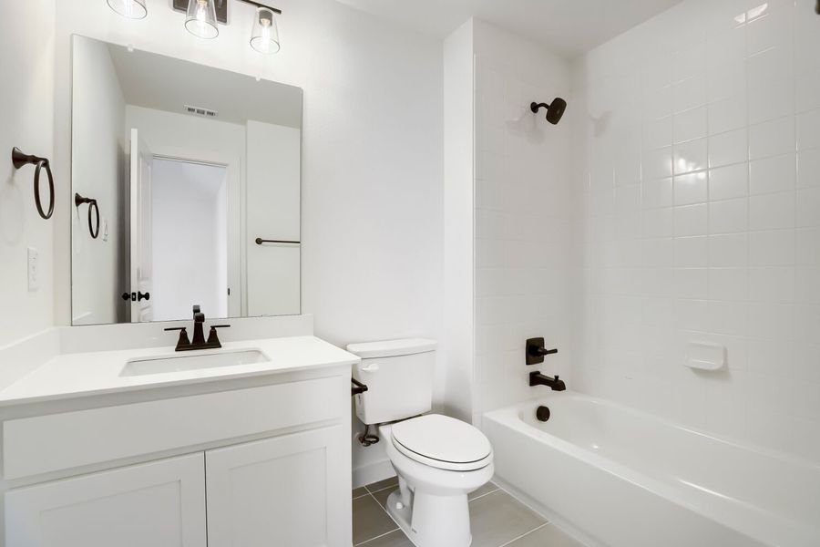2615 Cedar - Full Bathroom
