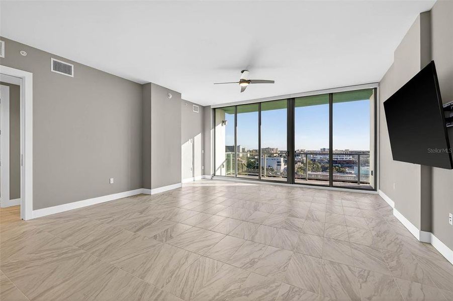 Spacious, unfurnished interior of a new home in , St. Petersburg (Image 27).