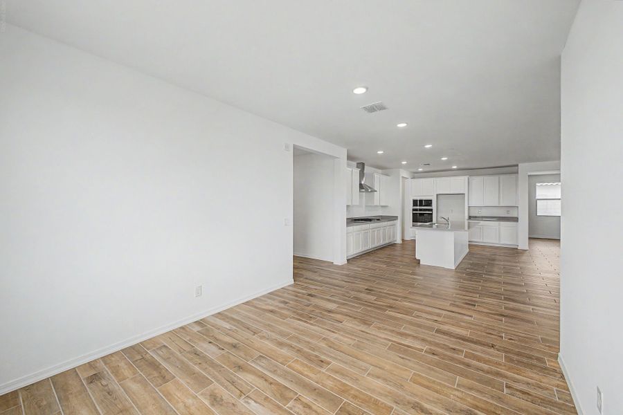 Spacious, unfurnished interior of a new home in White Tank Vistas, Waddell (Image 10).