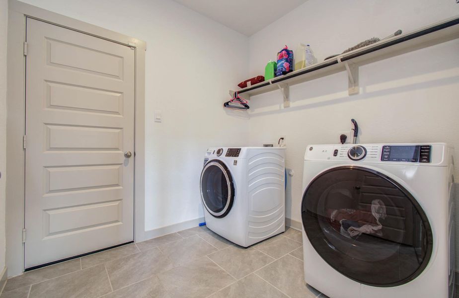 Furnished interior view inside a new home in Parks Edge, Missouri City (Image 15).
