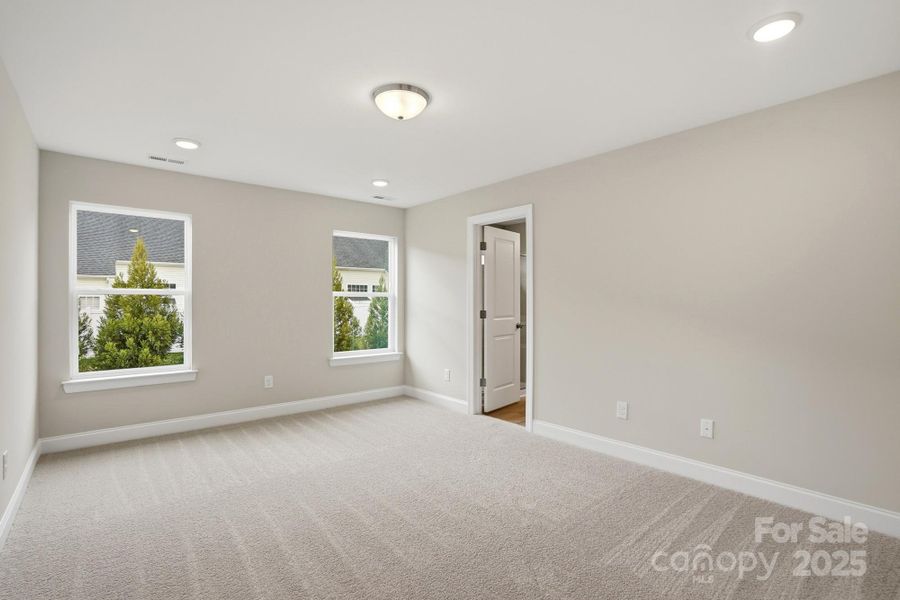 Spacious, unfurnished interior of a new home in Harrisburg Village, Harrisburg (Image 27).