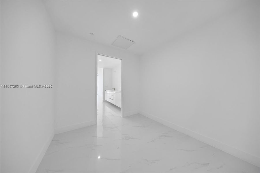 Spacious, unfurnished interior of a new home in Aria Reserve, Miami (Image 14).