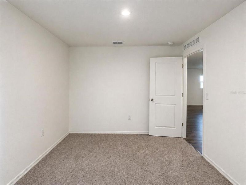 Spacious, unfurnished interior of a new home in Eagle Hammock, Eagle Lake (Image 34).