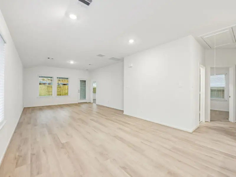 Spacious, unfurnished interior of a new home in Webercrest Heights, Houston (Image 6).