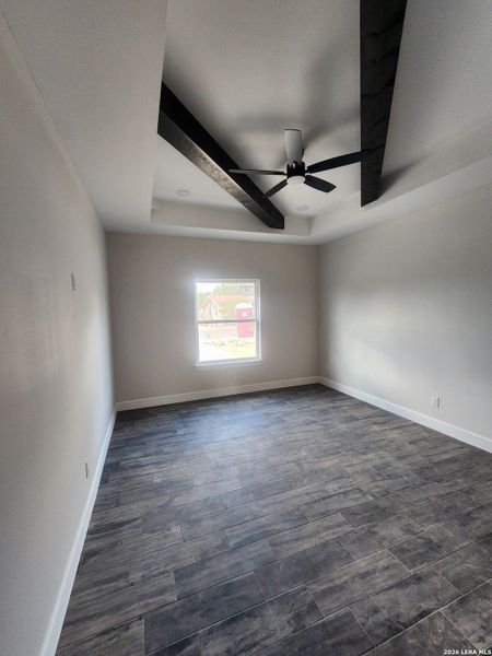 Spacious, unfurnished interior of a new home in , Eagle Pass (Image 9).