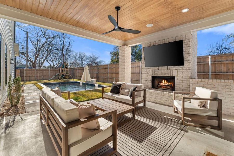 Exterior details and patio area of a home in , Dallas (Image 3).