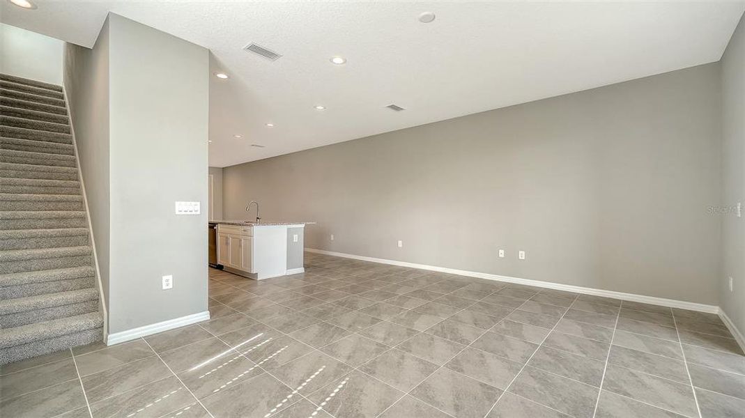 Spacious, unfurnished interior of a new home in , Sarasota (Image 21).