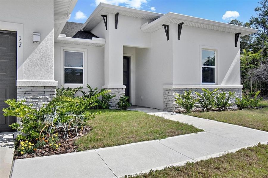 Exterior details and patio area of a home in , Palm Coast (Image 3).