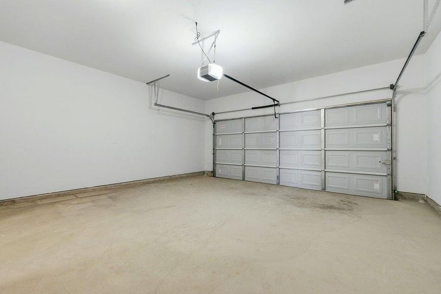 Spacious, unfurnished interior of a new home in Creekside Landing, Dallas (Image 23).