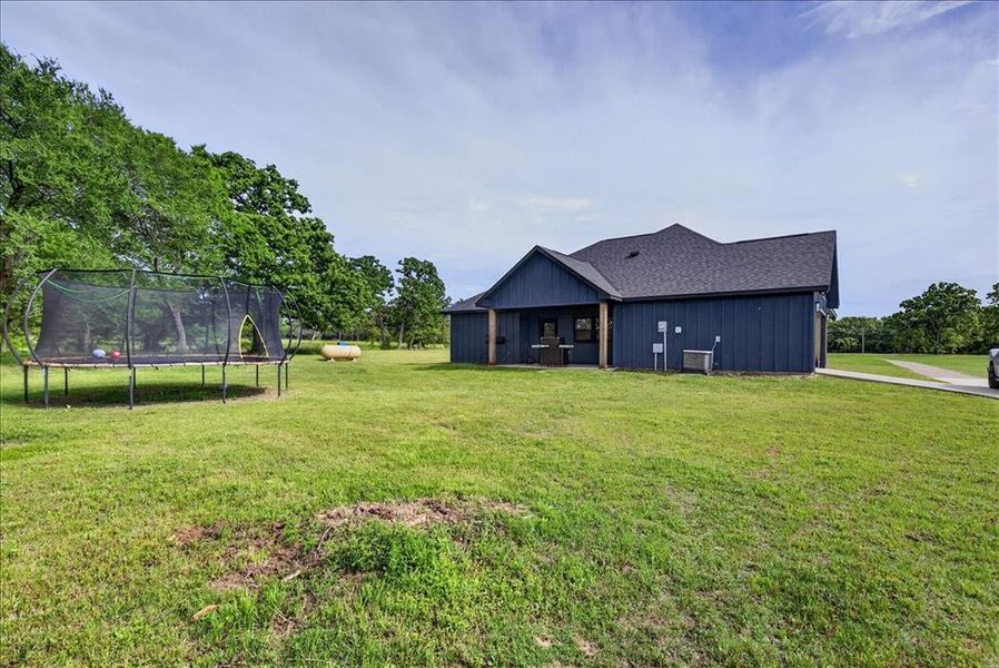 Exterior details and patio area of a home in , Athens (Image 3).