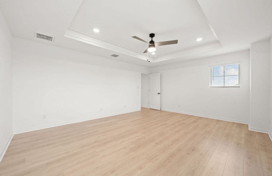 Spacious, unfurnished interior of a new home in Sunfield, Buda (Image 25).