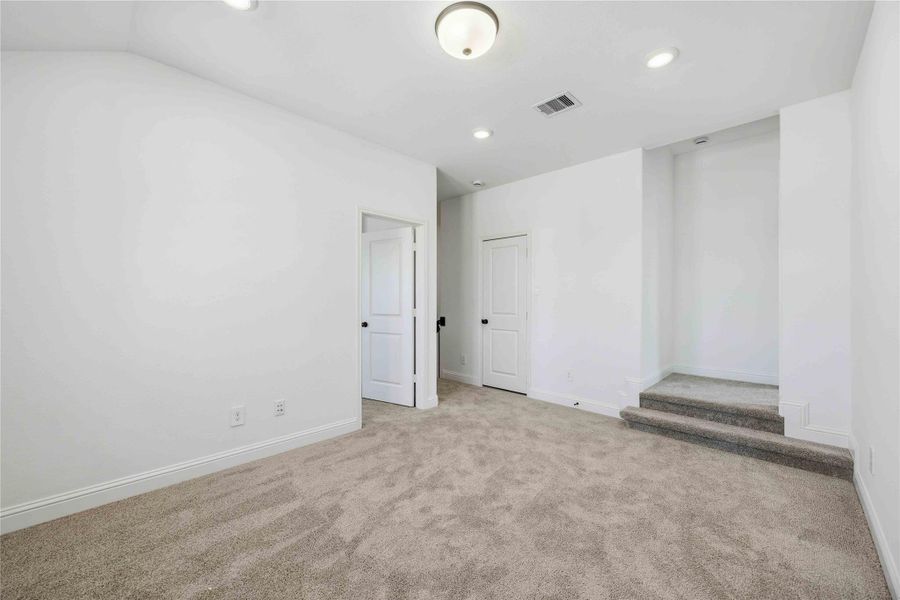 Spacious, unfurnished interior of a new home in Sienna, Missouri City (Image 29).