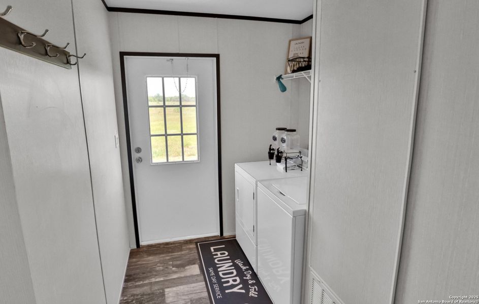 Furnished interior view inside a new home in , Bandera (Image 6).