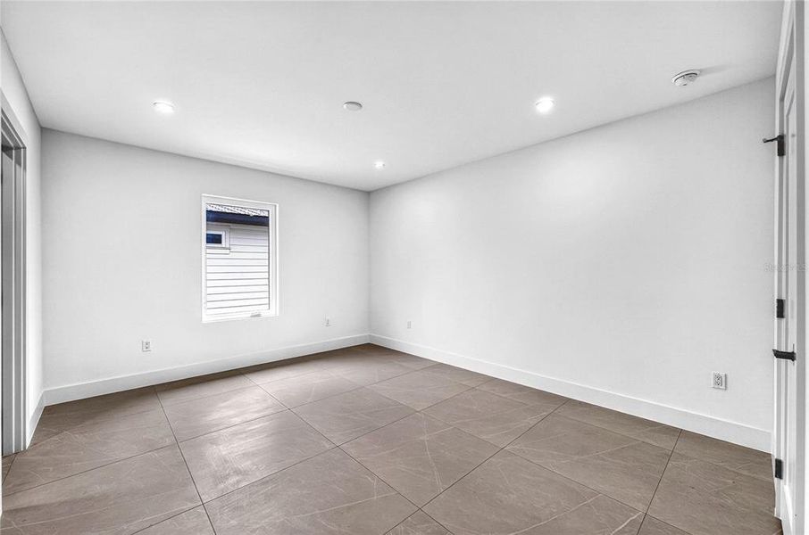Spacious, unfurnished interior of a new home in , Sarasota (Image 55).