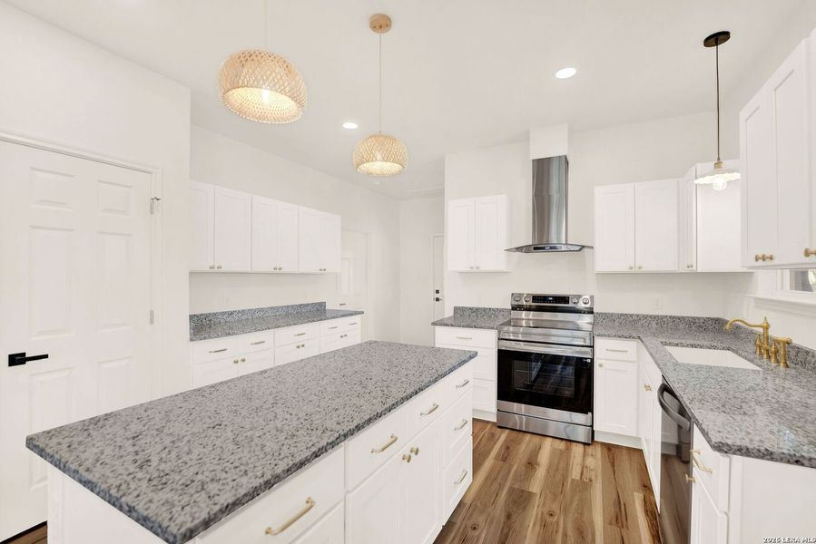 Furnished interior view inside a new home in , Hondo (Image 12).