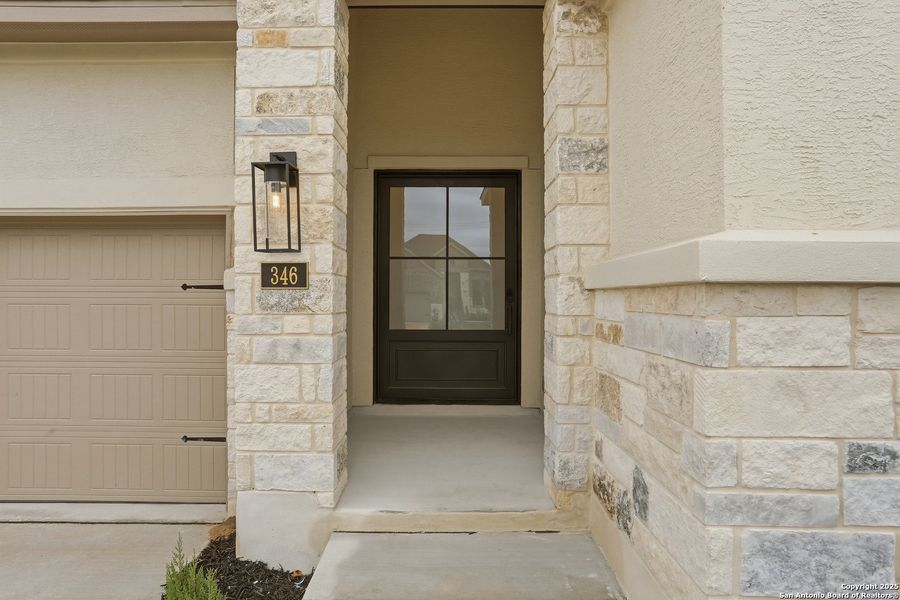 Exterior details and patio area of a home in Haby Hill 50s, San Antonio (Image 27).