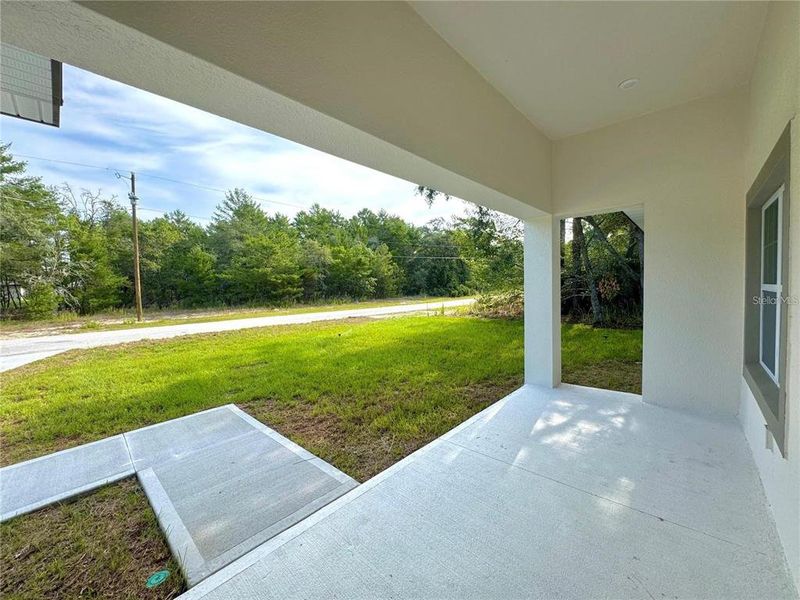 Exterior details and patio area of a home in , Citrus Springs (Image 2).