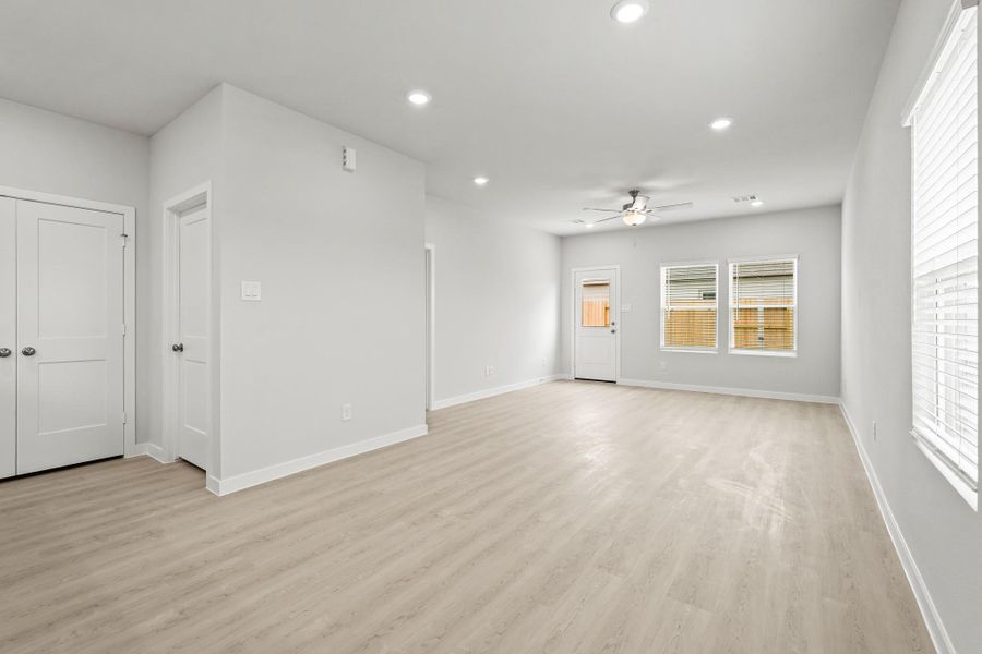 Spacious, unfurnished interior of a new home in Sanford Farms, Waller (Image 12).