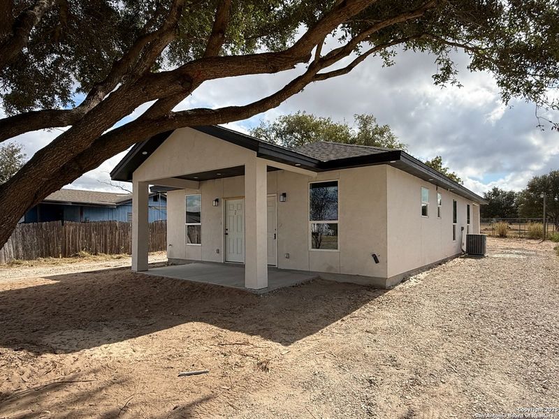 Exterior details and patio area of a home in , Natalia (Image 2).