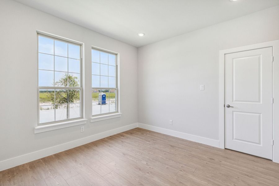 Spacious, unfurnished interior of a new home in Dove Hollow, Waxahachie (Image 14).