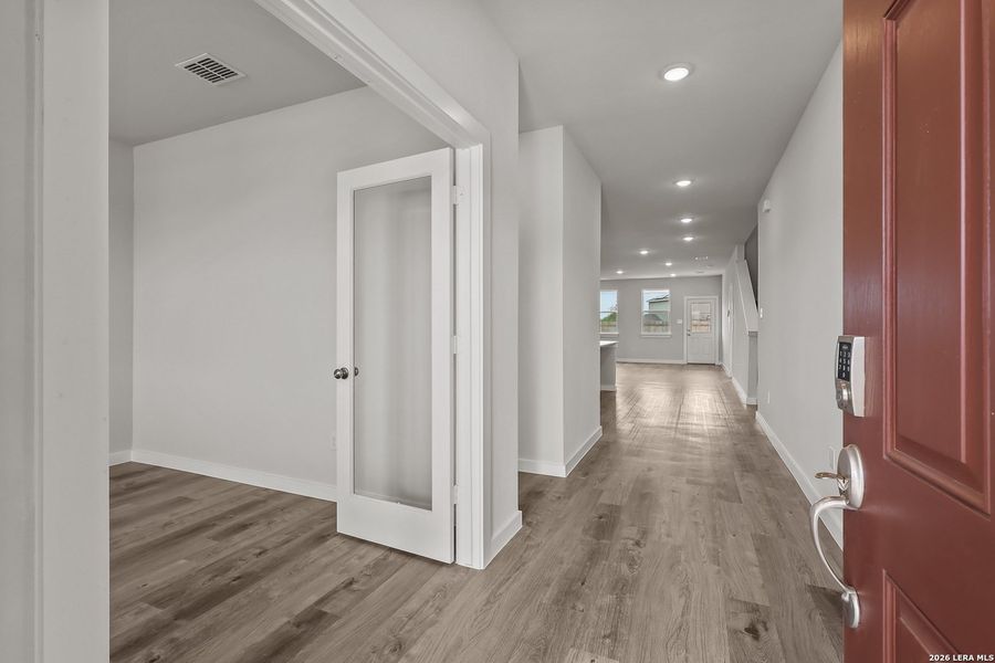 Spacious, unfurnished interior of a new home in Cinco Lakes, San Antonio (Image 32).