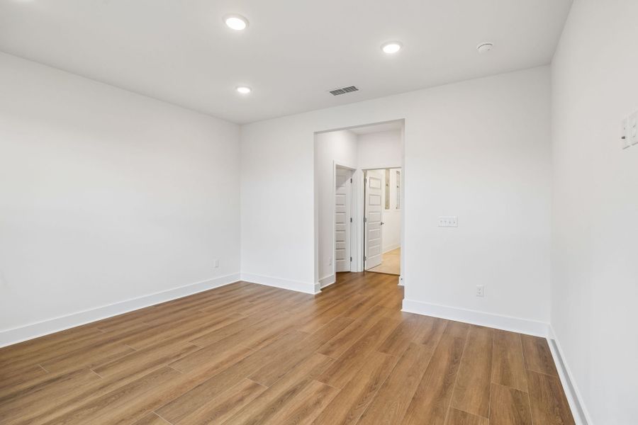 Spacious, unfurnished interior of a new home in Del Webb Barton Village, Lebanon (Image 58).