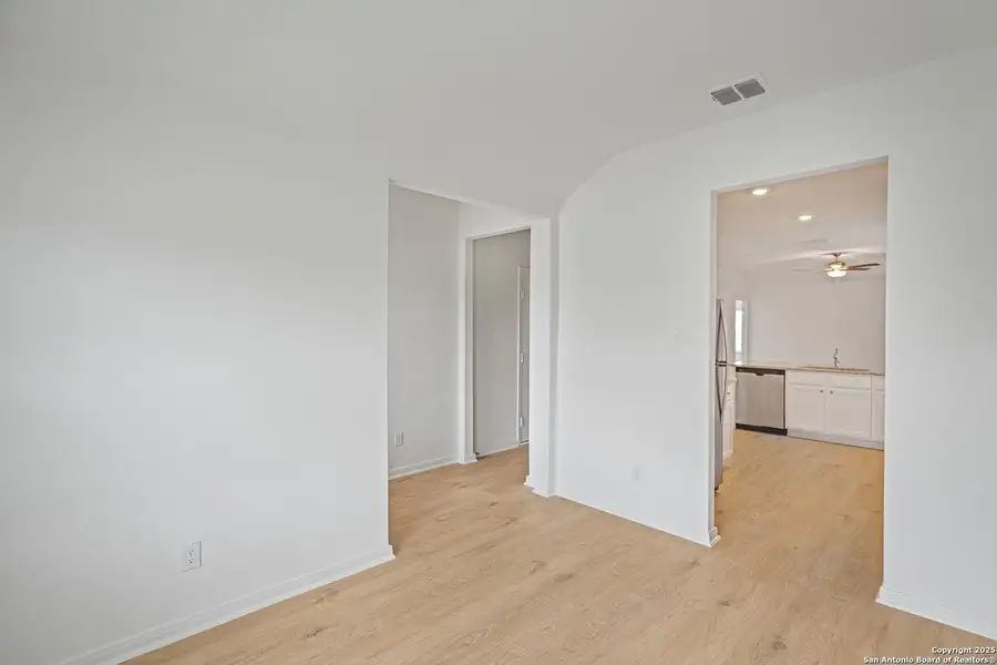 Spacious, unfurnished interior of a new home in Luckey Ranch, San Antonio (Image 8).