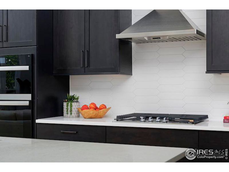 Gourmet kitchen, quartz countertops and full tile backsplash