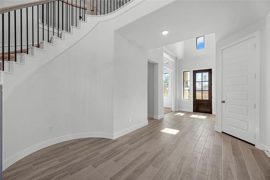 Spacious, unfurnished interior of a new home in Lago Mar, Texas City (Image 21).