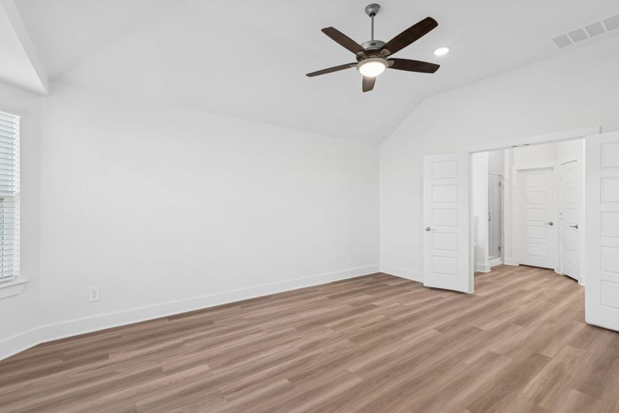 Spacious, unfurnished interior of a new home in Lone Star Landing, Montgomery (Image 20).