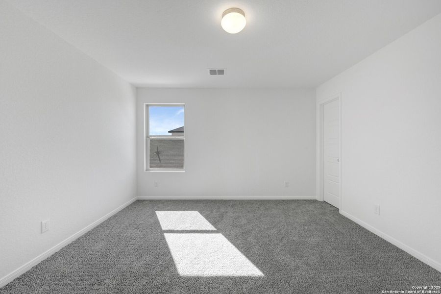 Spacious, unfurnished interior of a new home in Winding Brook, San Antonio (Image 28).