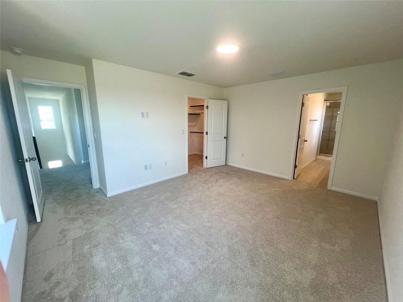 Spacious, unfurnished interior of a new home in Porter Country, Buda (Image 14).