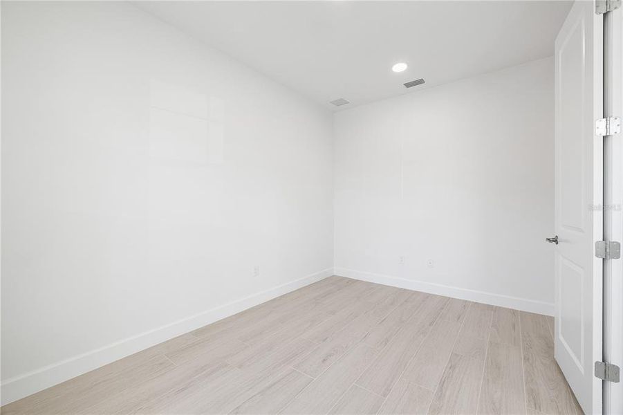 Spacious, unfurnished interior of a new home in , Winter Garden (Image 27).