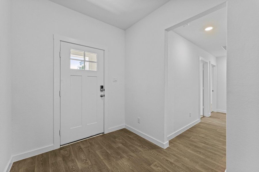 Spacious, unfurnished interior of a new home in Sonoma Oaks, Fredericksburg (Image 21).