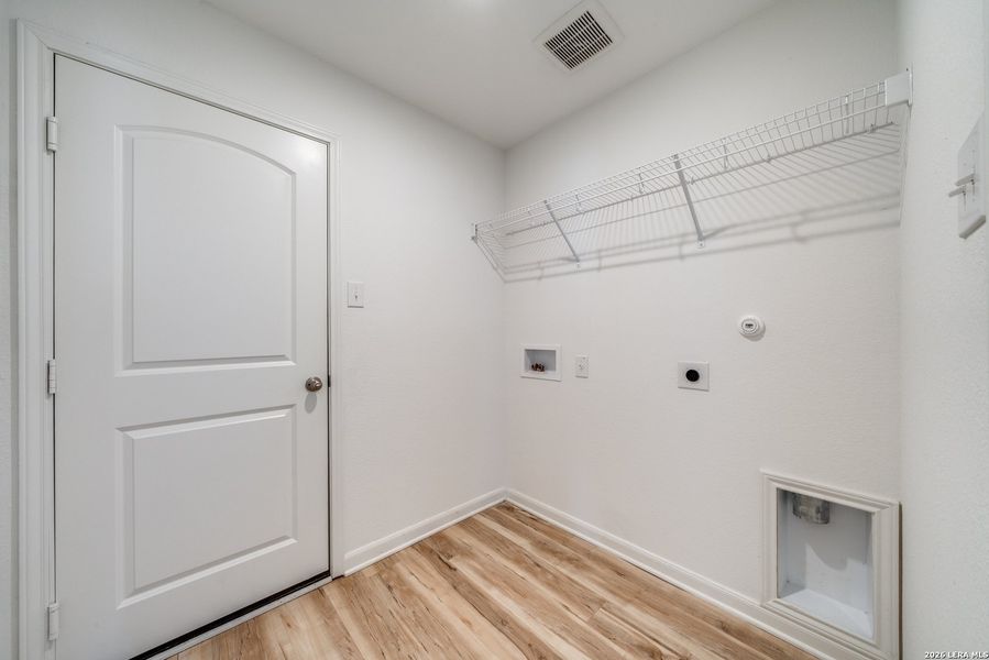 Spacious, unfurnished interior of a new home in , San Antonio (Image 11).