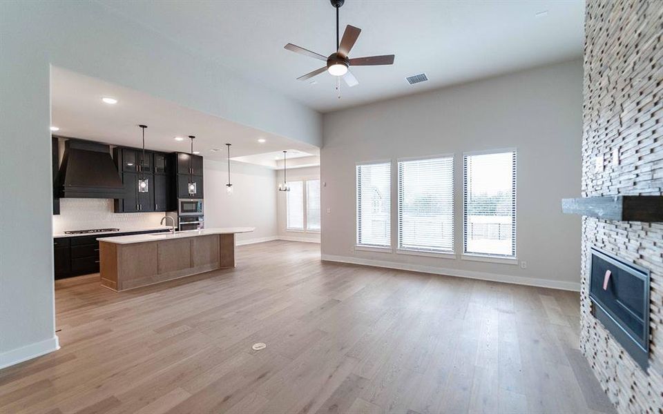 Spacious, unfurnished interior of a new home in Heath Golf & Yacht Club, Forney (Image 17).