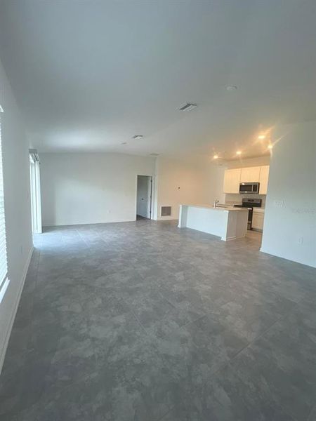 Spacious, unfurnished interior of a new home in Astonia: Estate Collection, Davenport (Image 10).