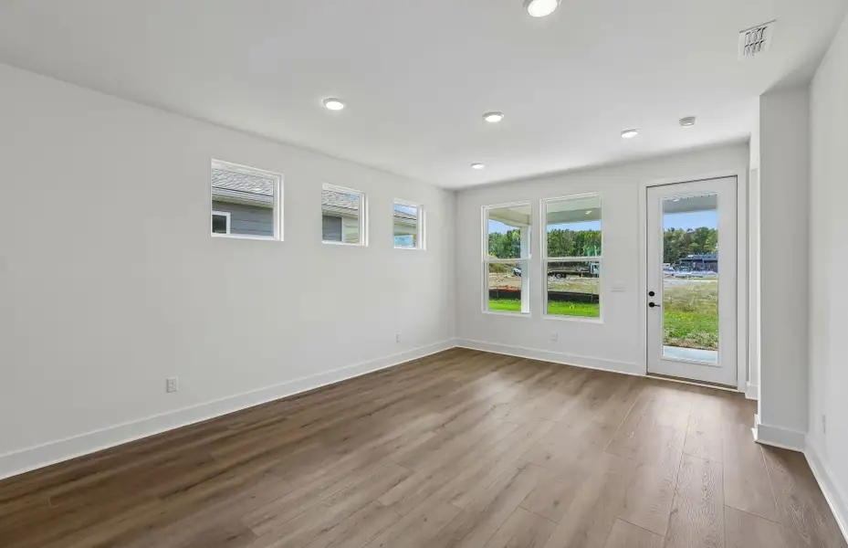 Spacious, unfurnished interior of a new home in Del Webb Barton Village, Lebanon (Image 29).