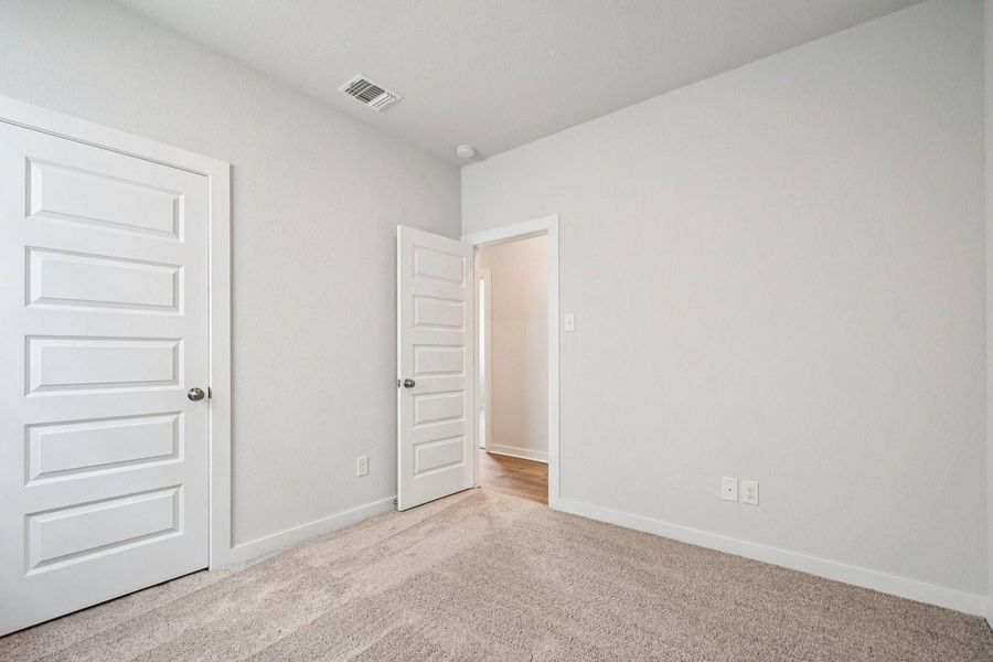 Spacious, unfurnished interior of a new home in Eastwood at Sonterra, Jarrell (Image 11).
