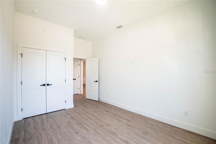 Spacious, unfurnished interior of a new home in , Tampa (Image 20).