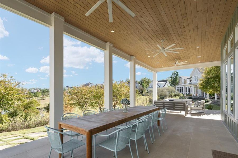Exterior details and patio area of a home in , Malakoff (Image 18).