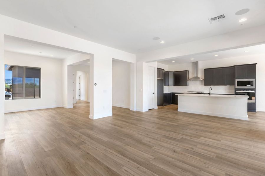 Spacious, unfurnished interior of a new home in Vistoso Canyon Estates, Oro Valley (Image 13).