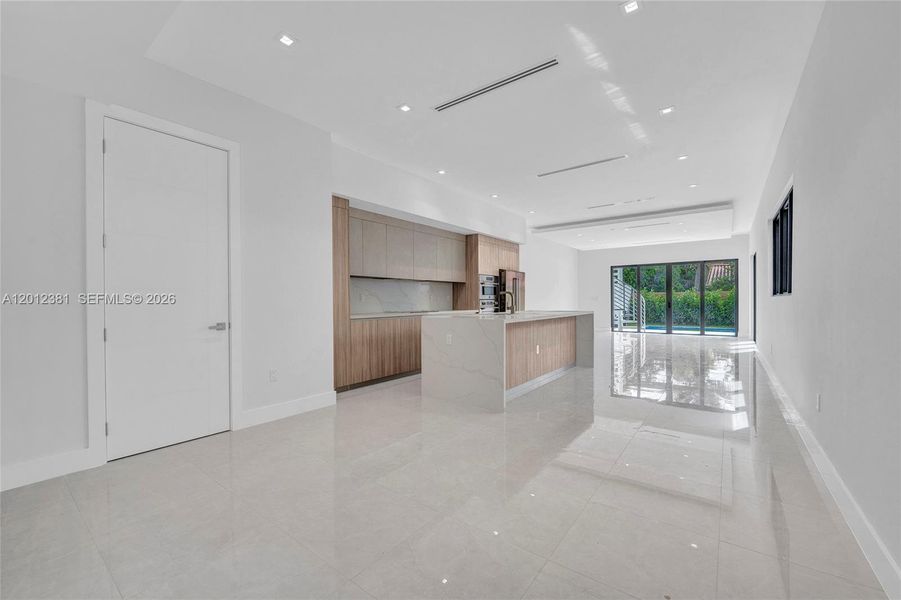 Spacious, unfurnished interior of a new home in , Miami (Image 17).