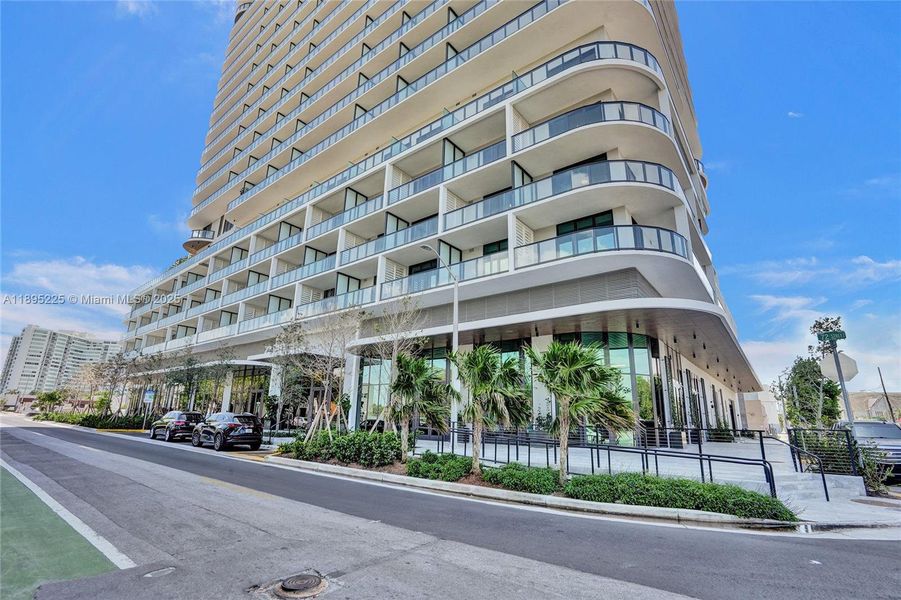 Condo located in Miami, FL showcasing its design and architecture (Image 34).