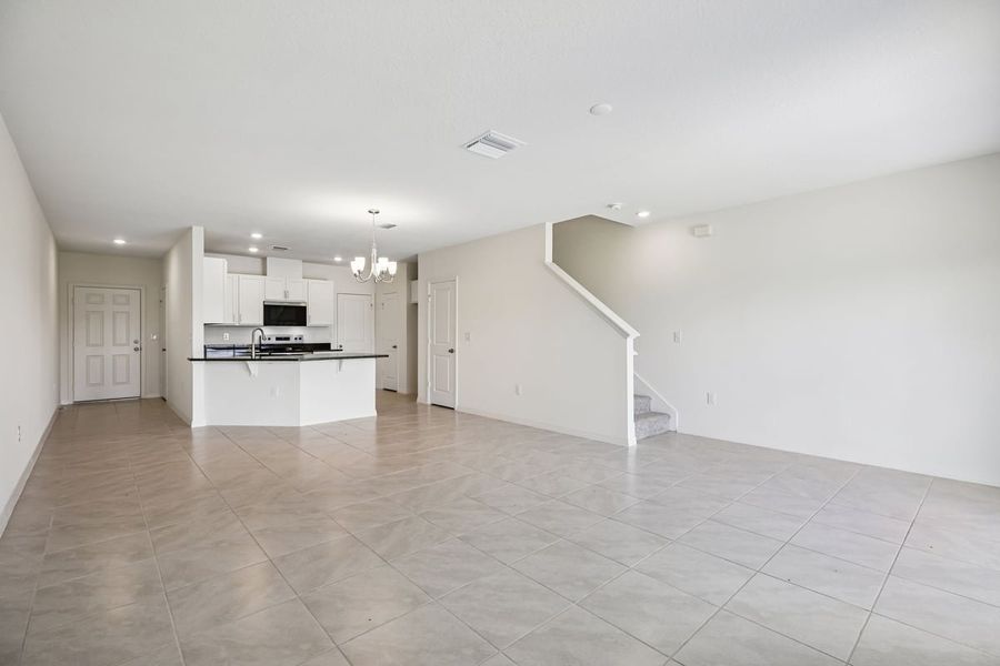 Spacious, unfurnished interior of a new home in Reserve at Forest Lake Townhomes, Lake Wales (Image 11).